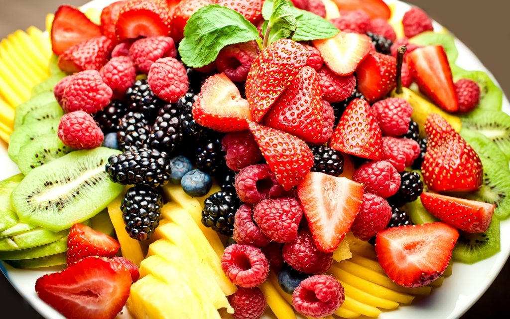 plate-full-of-healthy-fruits-delicious-food-for-dinner_5120x3200
